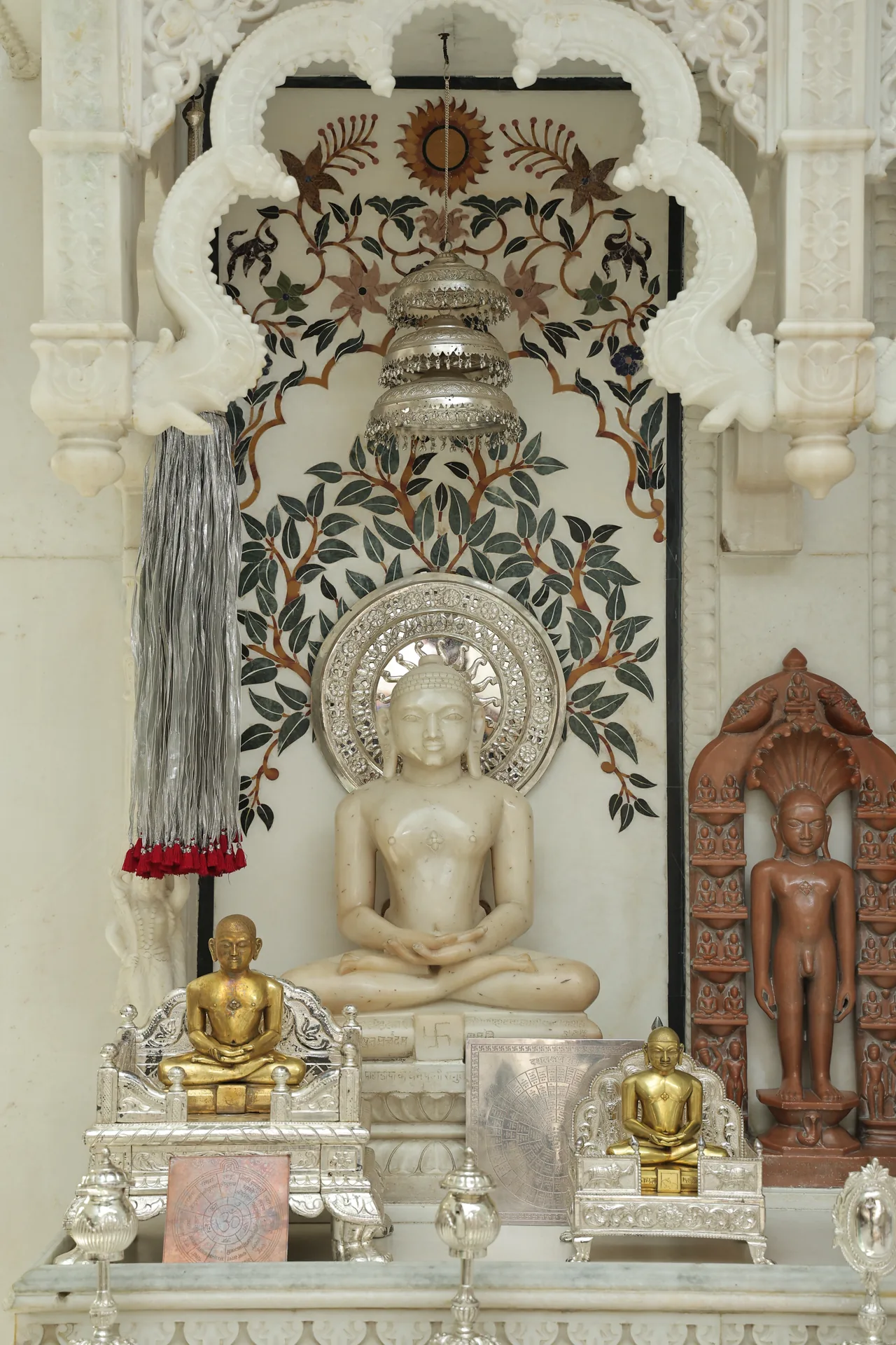 Chandprabh Digambar Jain Mandir photo 9
