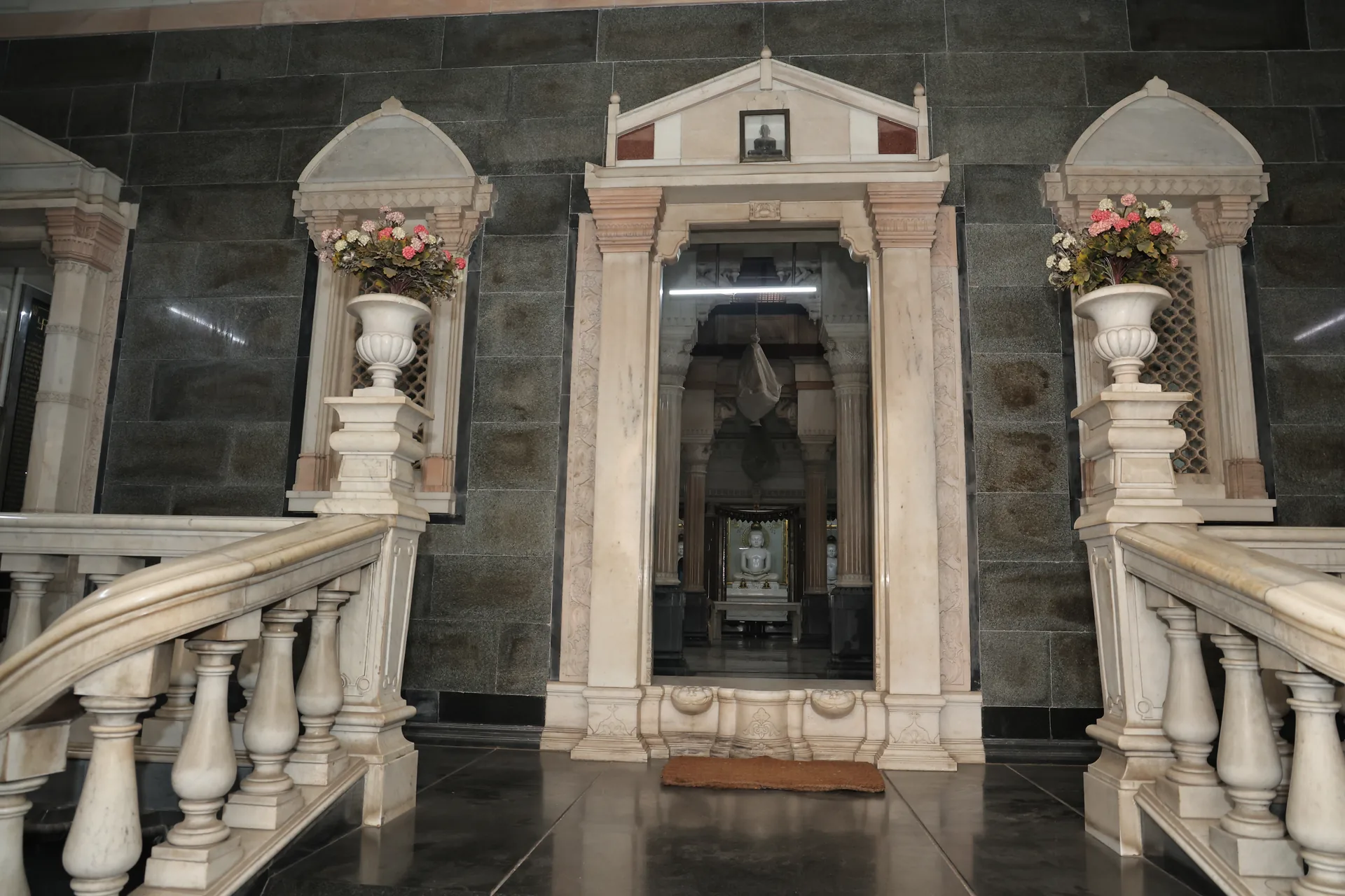 Parshwanath Digambar Jain Mandir photo 4